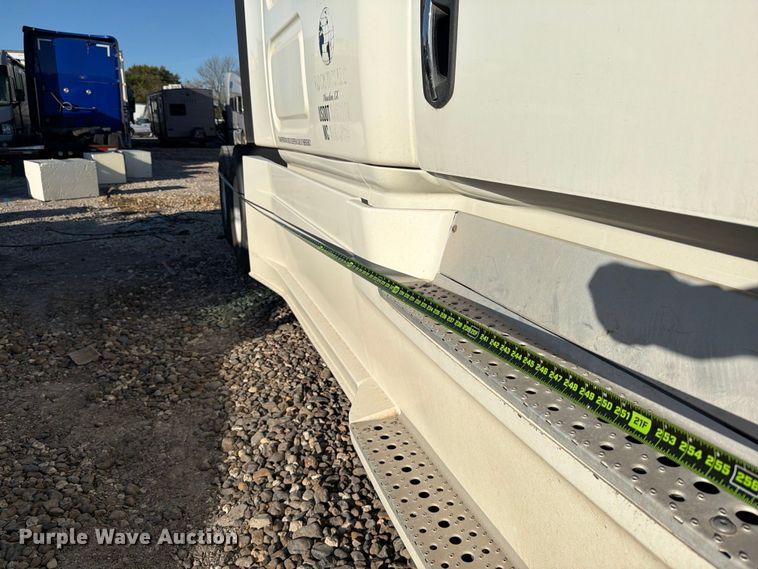 image for item YA1860 2020 Freightliner Cascadia semi truck