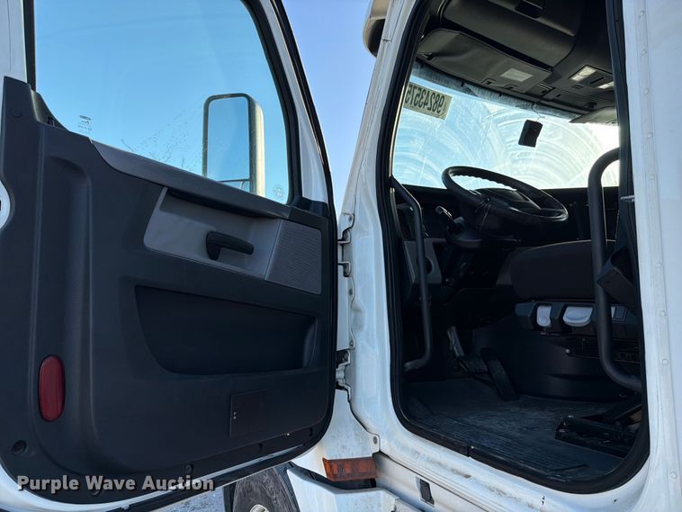 image for item YA1860 2020 Freightliner Cascadia semi truck