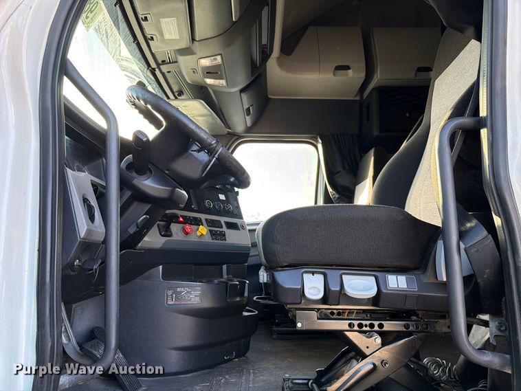 image for item YA1860 2020 Freightliner Cascadia semi truck