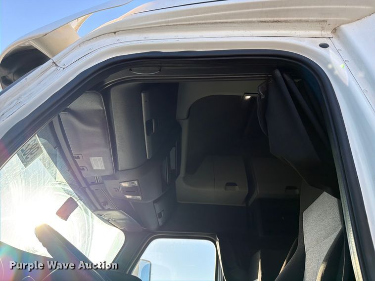 image for item YA1860 2020 Freightliner Cascadia semi truck