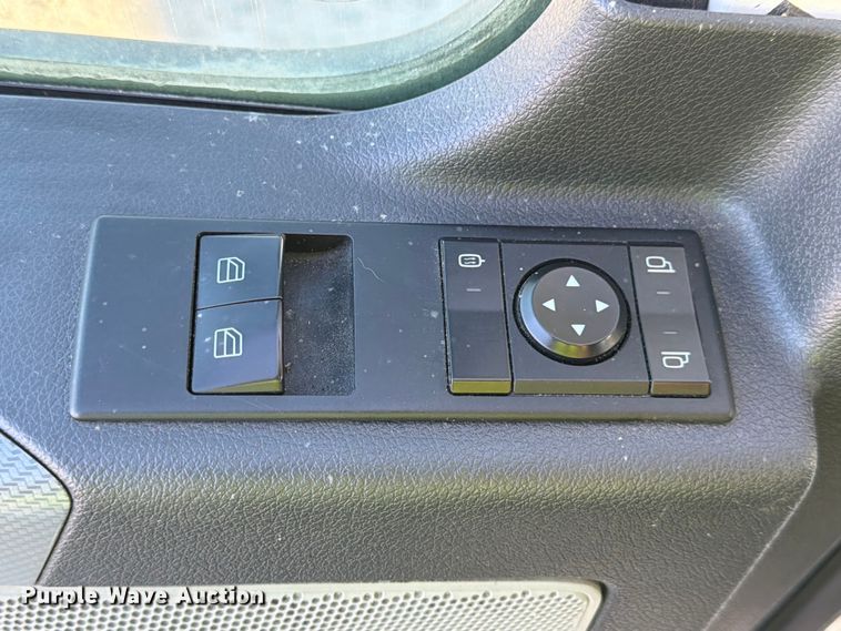 image for item YA1860 2020 Freightliner Cascadia semi truck