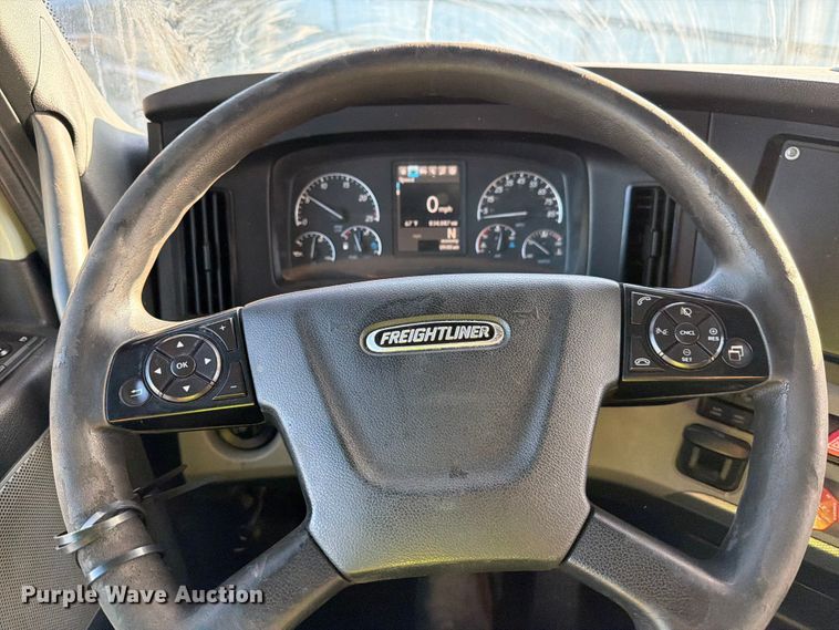 image for item YA1860 2020 Freightliner Cascadia semi truck