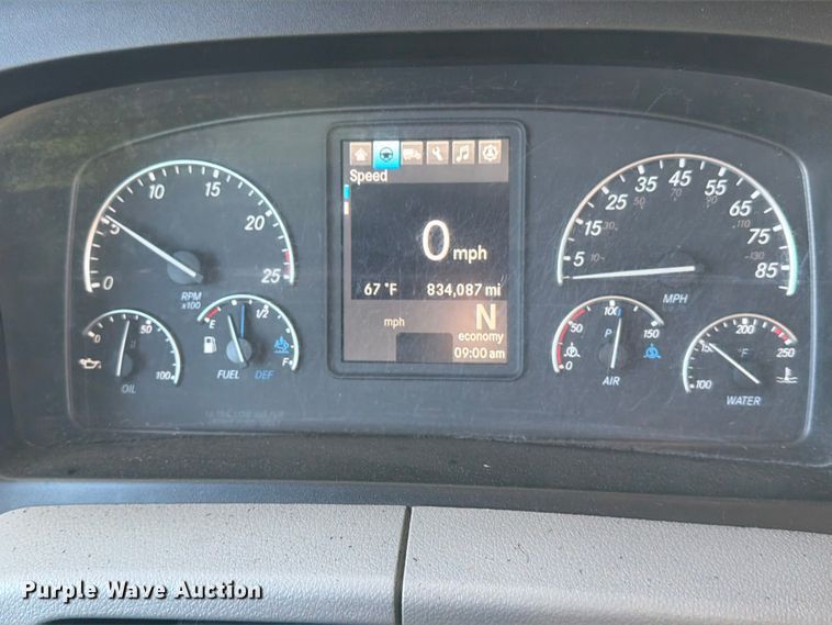 image for item YA1860 2020 Freightliner Cascadia semi truck