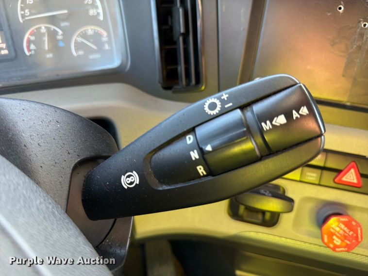 image for item YA1860 2020 Freightliner Cascadia semi truck