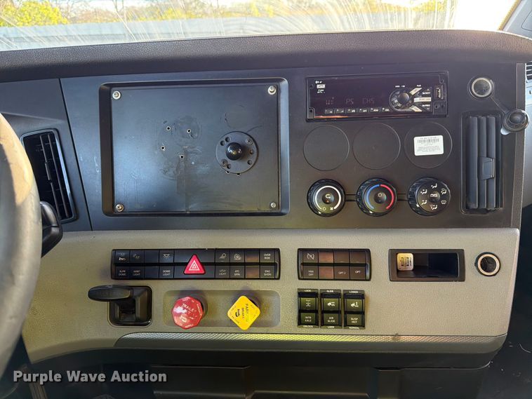 image for item YA1860 2020 Freightliner Cascadia semi truck