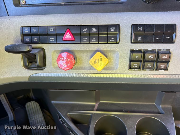 image for item YA1860 2020 Freightliner Cascadia semi truck