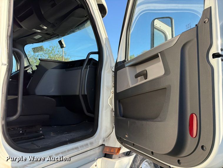 image for item YA1860 2020 Freightliner Cascadia semi truck