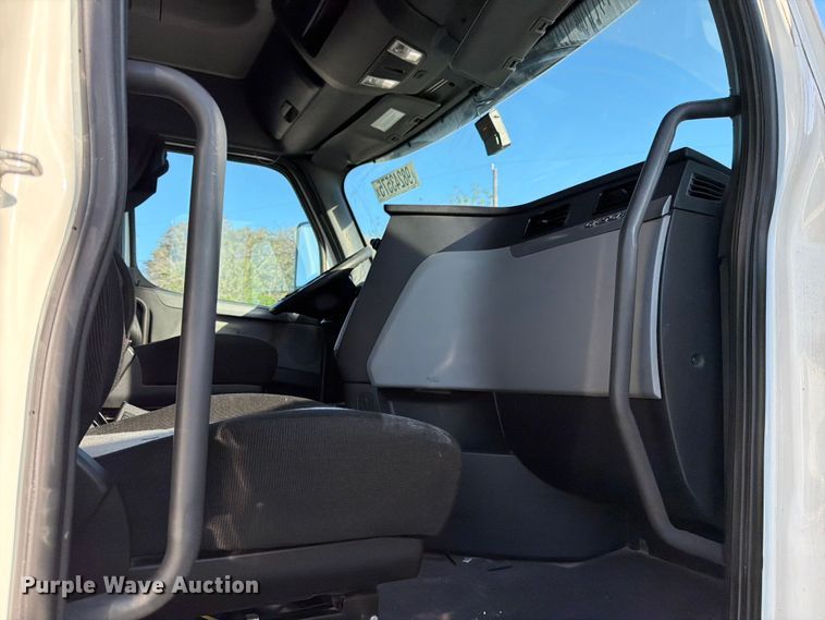 image for item YA1860 2020 Freightliner Cascadia semi truck