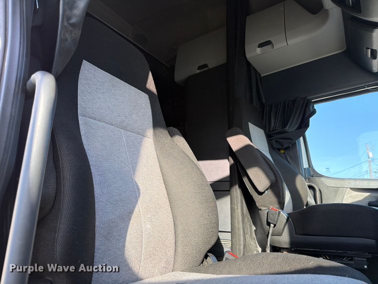 image for item YA1860 2020 Freightliner Cascadia semi truck