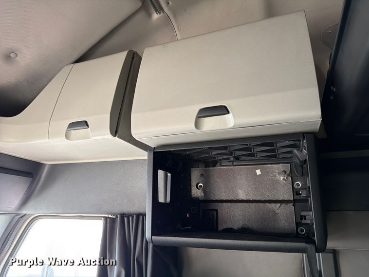 image for item YA1860 2020 Freightliner Cascadia semi truck