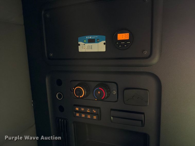 image for item YA1860 2020 Freightliner Cascadia semi truck