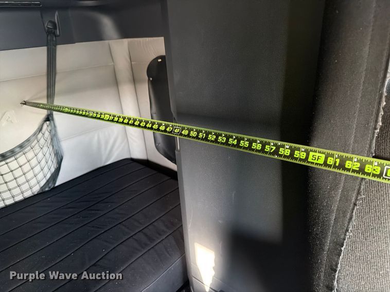 image for item YA1860 2020 Freightliner Cascadia semi truck