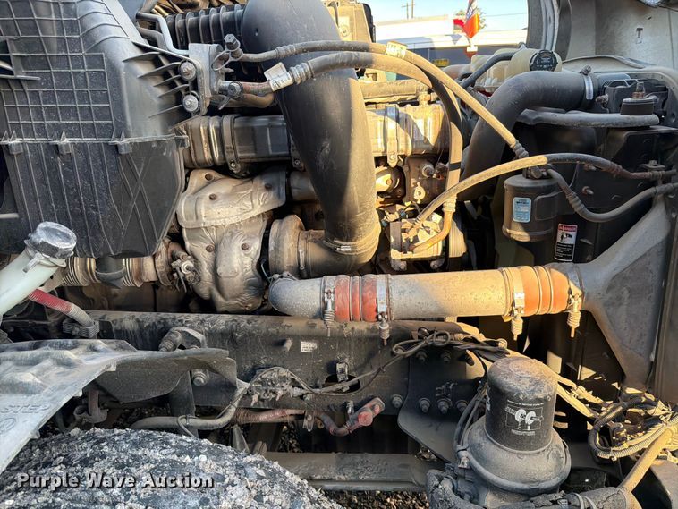 image for item YA1860 2020 Freightliner Cascadia semi truck