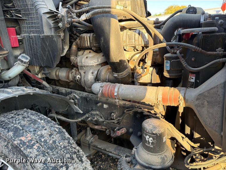 image for item YA1860 2020 Freightliner Cascadia semi truck