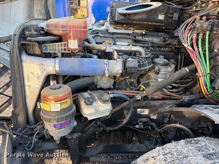 image for item YA1860 2020 Freightliner Cascadia semi truck