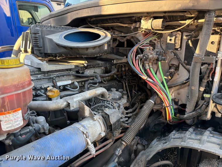 image for item YA1860 2020 Freightliner Cascadia semi truck