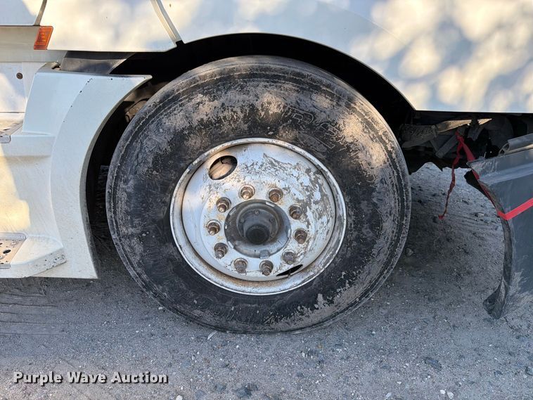 image for item YA1860 2020 Freightliner Cascadia semi truck