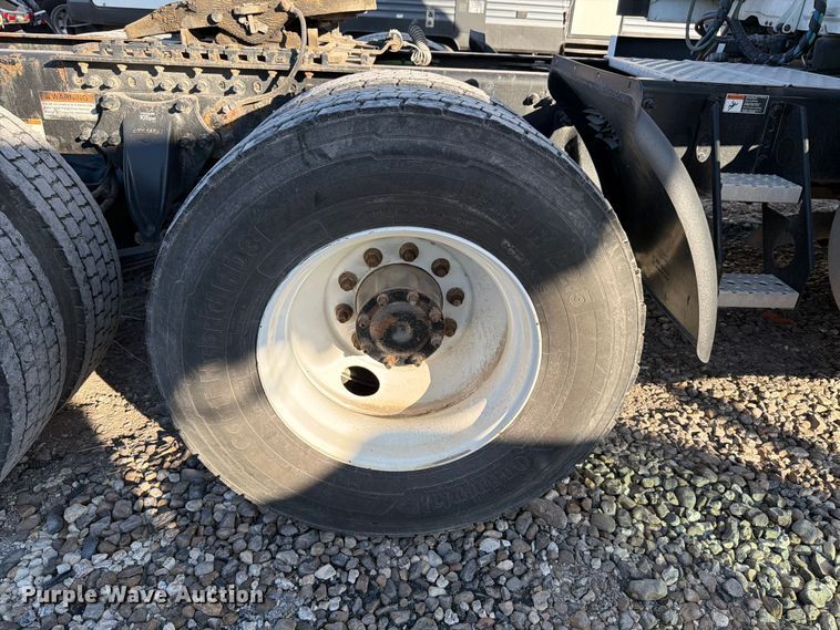 image for item YA1860 2020 Freightliner Cascadia semi truck