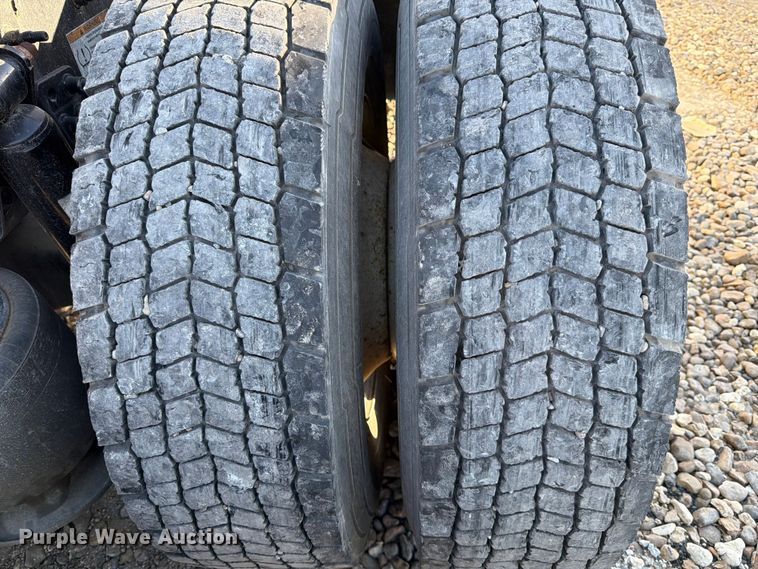 image for item YA1860 2020 Freightliner Cascadia semi truck