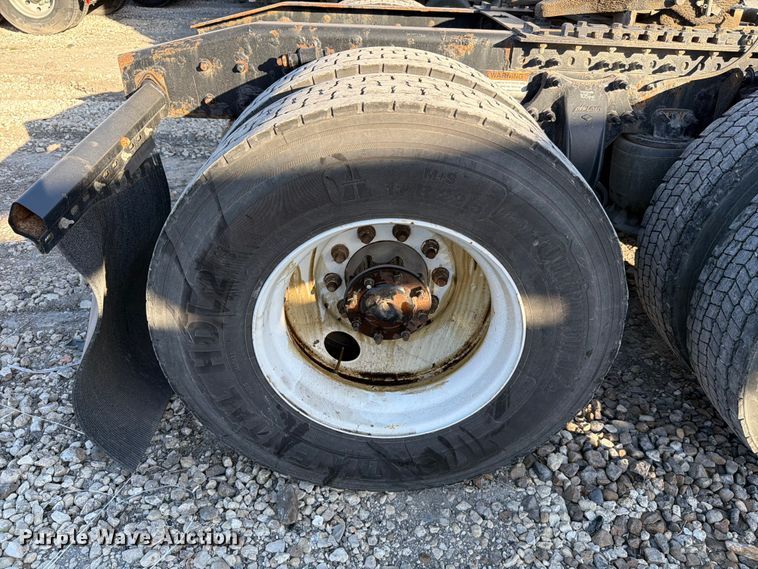 image for item YA1860 2020 Freightliner Cascadia semi truck