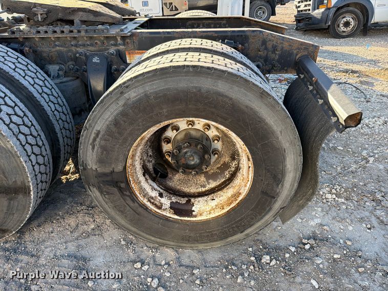 image for item YA1860 2020 Freightliner Cascadia semi truck