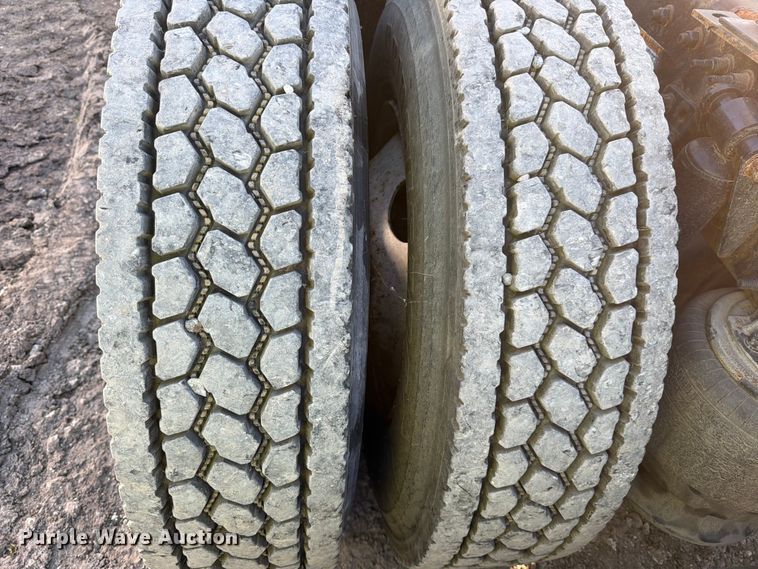 image for item YA1860 2020 Freightliner Cascadia semi truck