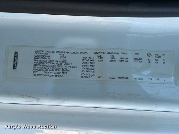 image for item YA1860 2020 Freightliner Cascadia semi truck