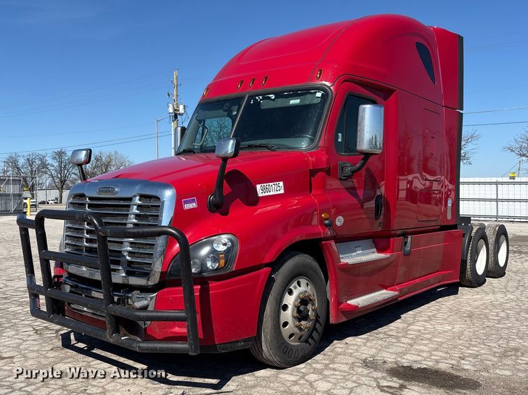 image for item YA1888 2018 Freightliner Cascadia semi truck