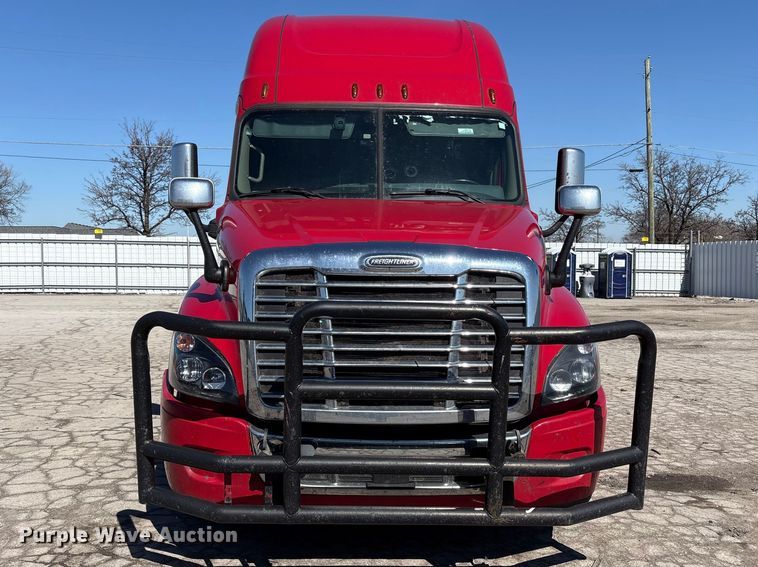 image for item YA1888 2018 Freightliner Cascadia semi truck