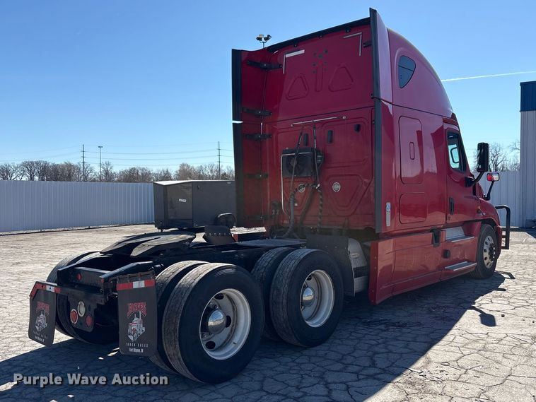 image for item YA1888 2018 Freightliner Cascadia semi truck