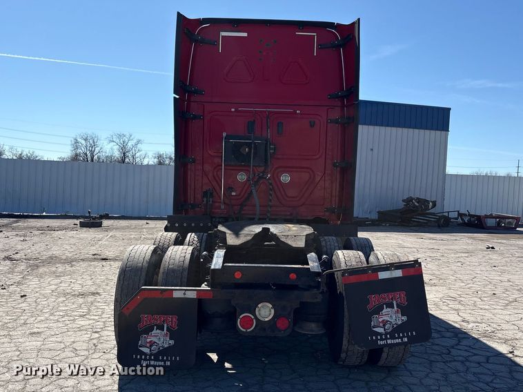 image for item YA1888 2018 Freightliner Cascadia semi truck