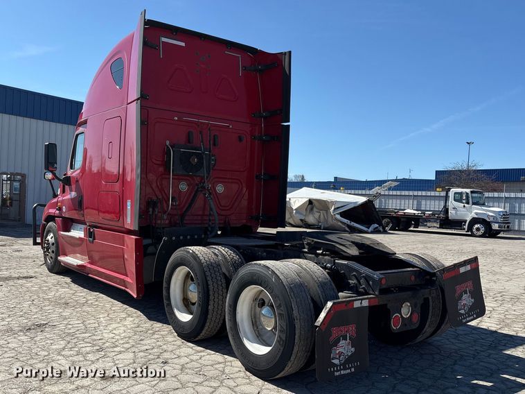 image for item YA1888 2018 Freightliner Cascadia semi truck
