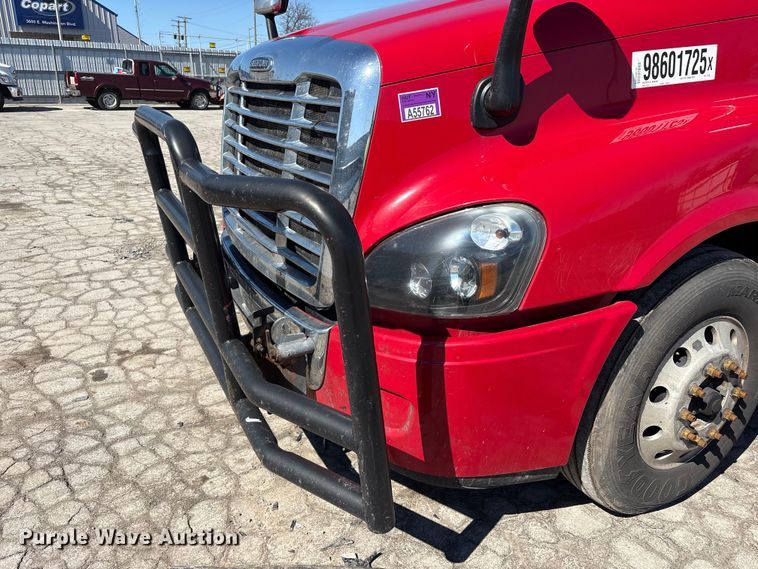 image for item YA1888 2018 Freightliner Cascadia semi truck