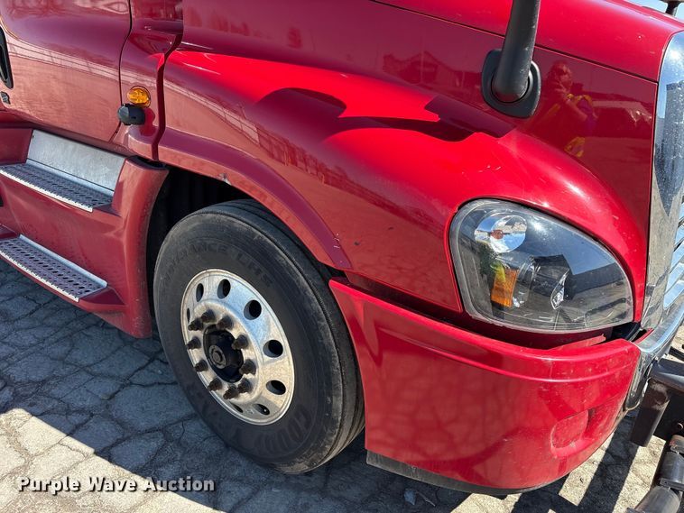 image for item YA1888 2018 Freightliner Cascadia semi truck