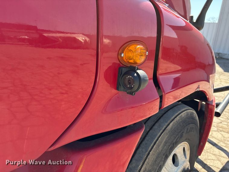 image for item YA1888 2018 Freightliner Cascadia semi truck