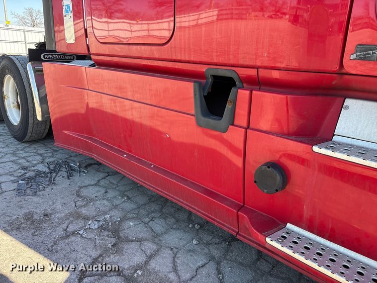 image for item YA1888 2018 Freightliner Cascadia semi truck