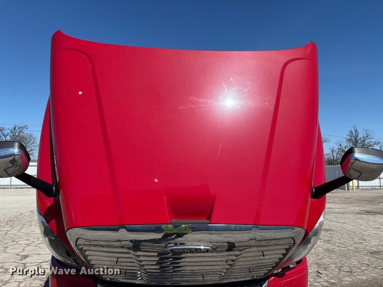 image for item YA1888 2018 Freightliner Cascadia semi truck