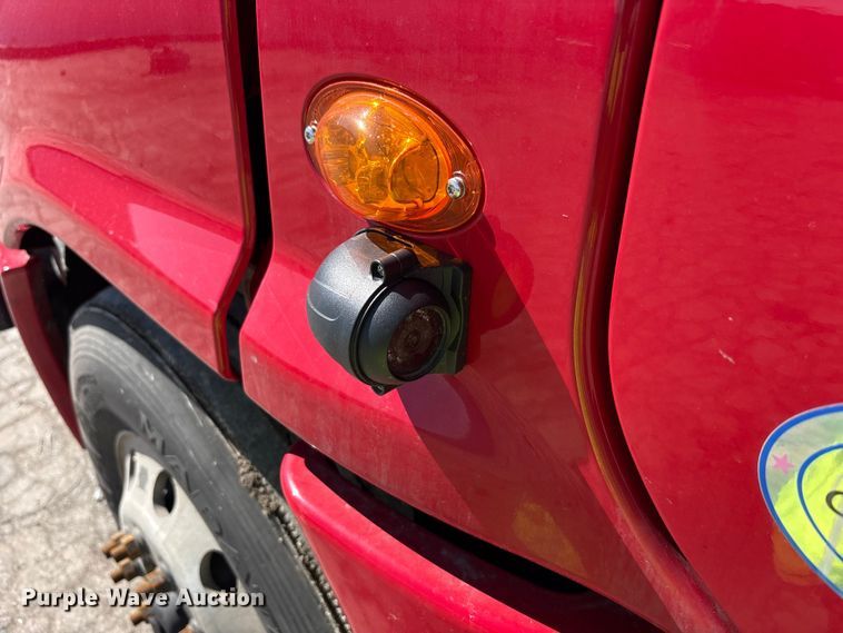 image for item YA1888 2018 Freightliner Cascadia semi truck