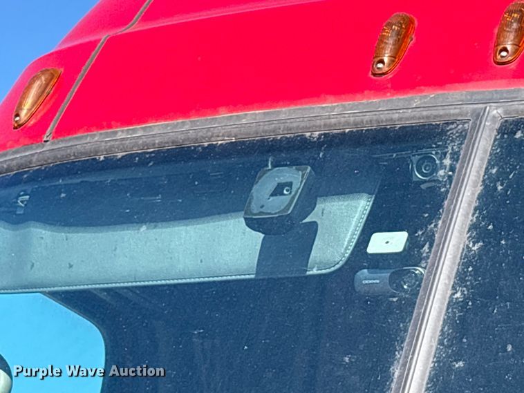 image for item YA1888 2018 Freightliner Cascadia semi truck