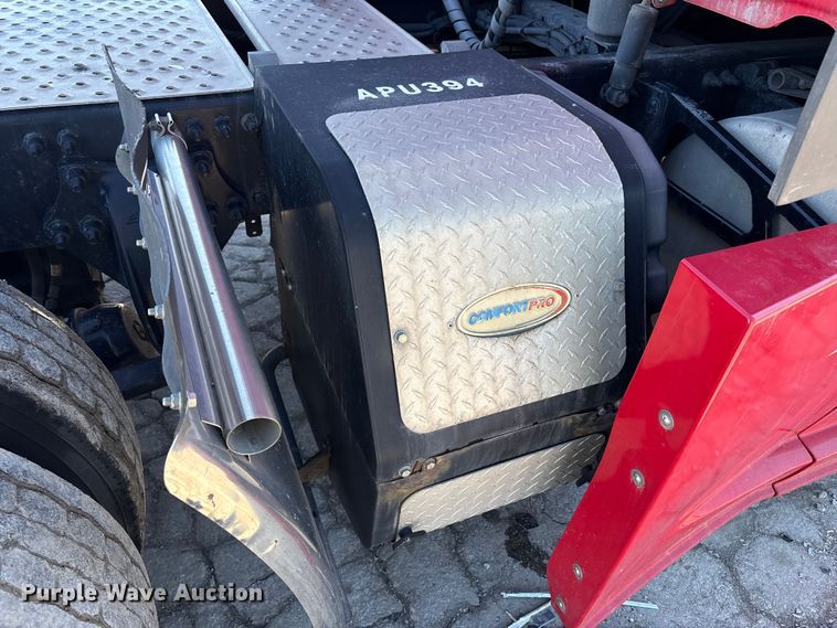 image for item YA1888 2018 Freightliner Cascadia semi truck