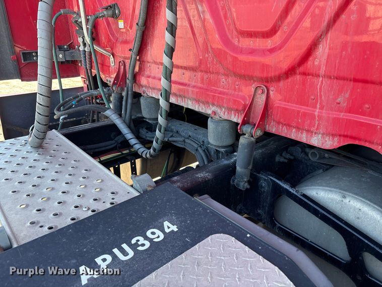 image for item YA1888 2018 Freightliner Cascadia semi truck