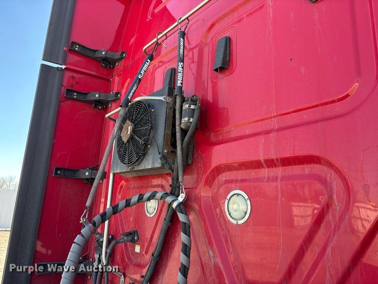 image for item YA1888 2018 Freightliner Cascadia semi truck