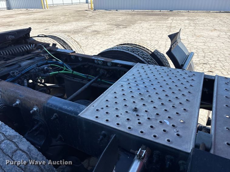 image for item YA1888 2018 Freightliner Cascadia semi truck