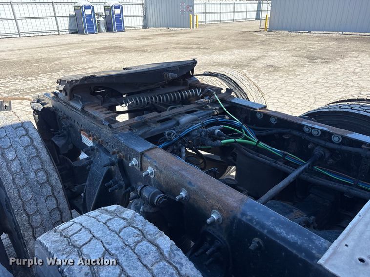 image for item YA1888 2018 Freightliner Cascadia semi truck