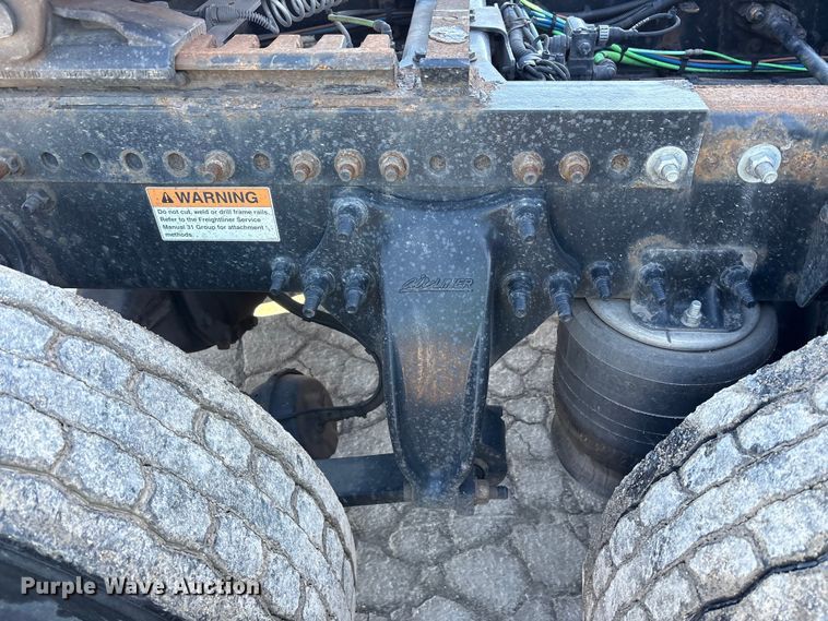 image for item YA1888 2018 Freightliner Cascadia semi truck