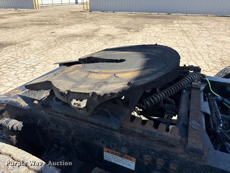 image for item YA1888 2018 Freightliner Cascadia semi truck