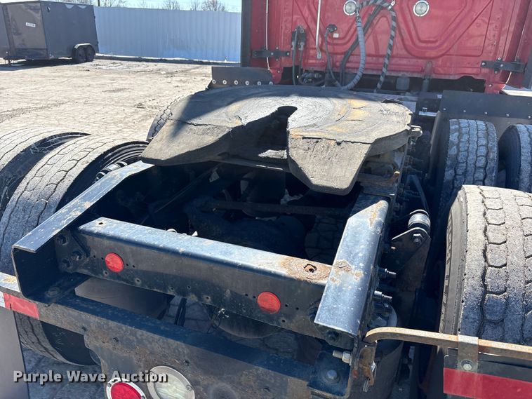 image for item YA1888 2018 Freightliner Cascadia semi truck