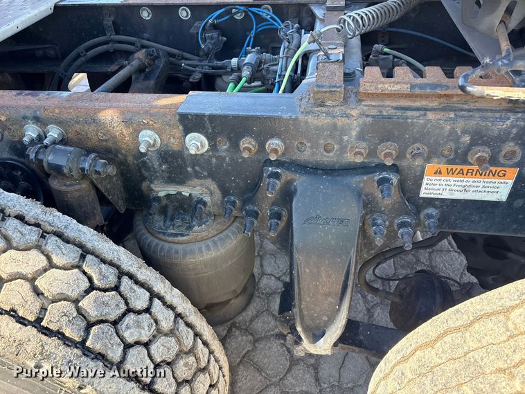 image for item YA1888 2018 Freightliner Cascadia semi truck