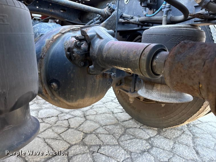 image for item YA1888 2018 Freightliner Cascadia semi truck