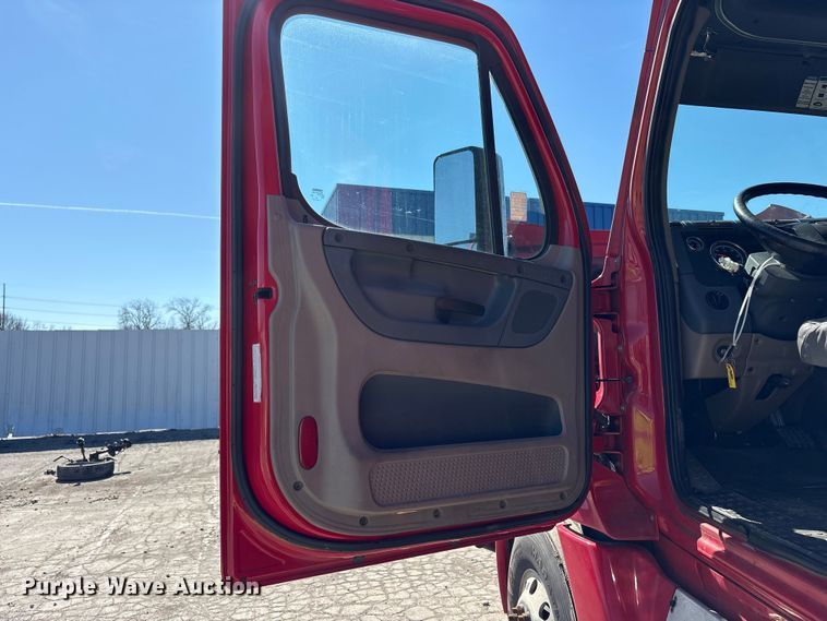 image for item YA1888 2018 Freightliner Cascadia semi truck